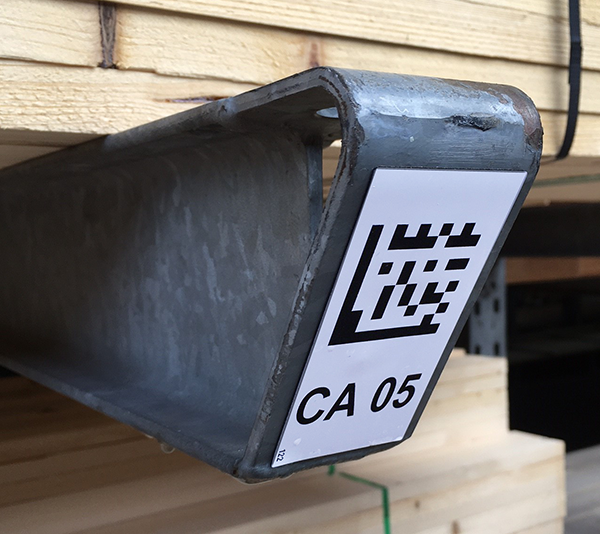ONE2ID draagarmstelling labels magazijnlabels opslag buiten